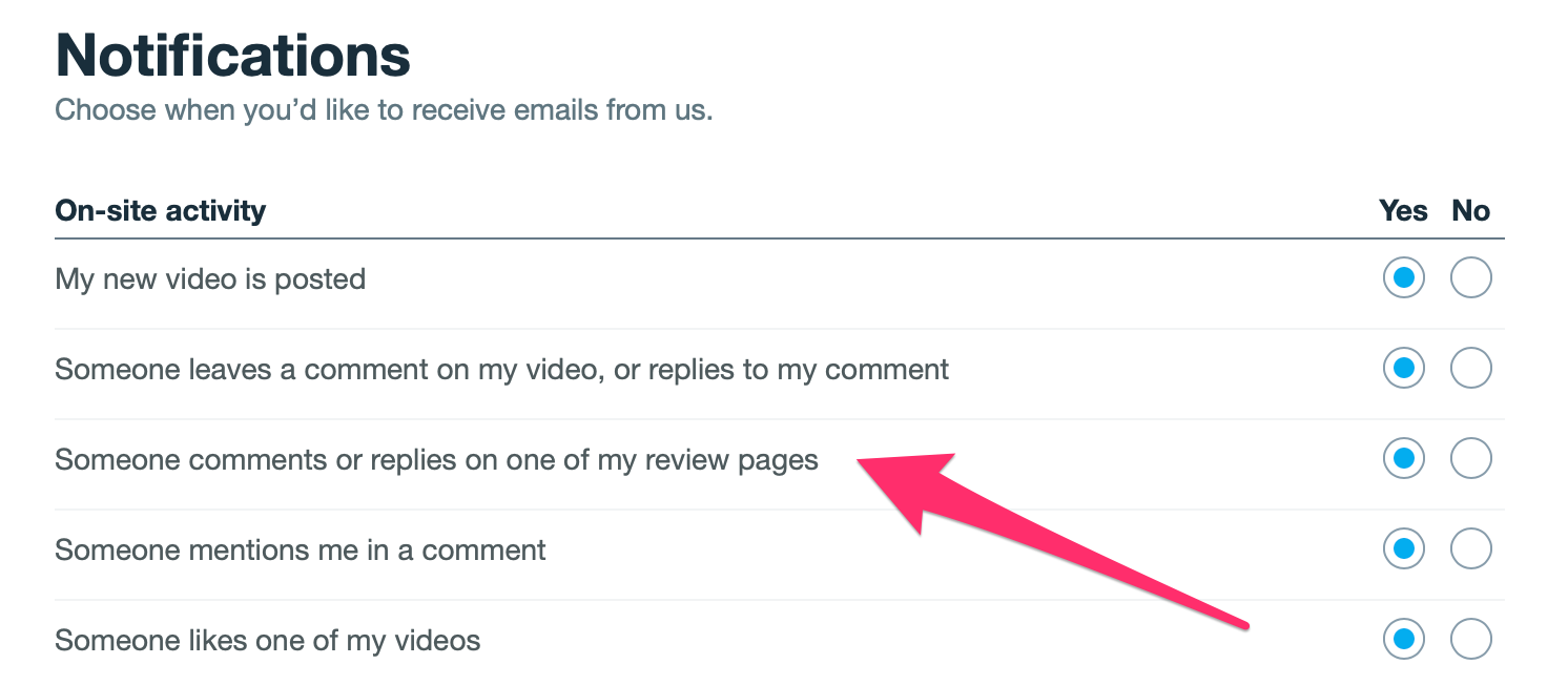 Una captura de pantalla del menú de notificaciones por correo electrónico. Aquí puedes seleccionar "Sí" o "No" para los distintos eventos de los que desea recibir una notificación por correo electrónico. Esto incluye eventos como "Cuando dejen un comentario en mi video o cuando respondan a mi comentario" o "Cuando a alguien le guste uno de mis videos".