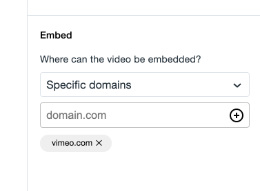 [プライバシー] メニューの [埋め込み] セクション。動画を埋め込む場所を選択できるドロップダウンメニューがあります。現在「特定のドメイン」が選択されています。「特定のドメイン」の下にテキストボックスがあり、動画を埋め込むドメインを入力することができます。この例では、「vimeo.com」です。