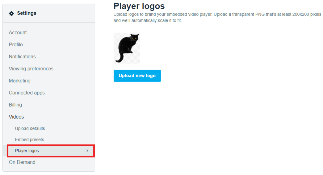 La página Configuración de la cuenta. Los logotipos del reproductor se seleccionan en el encabezado Videos del panel de la izquierda. A la derecha, bajo el encabezado Logotipos del reproductor, hay un ejemplo de logotipo (la ilustración de un gato negro). Debajo del logotipo, se encuentra el botón Subir nuevo logotipo.