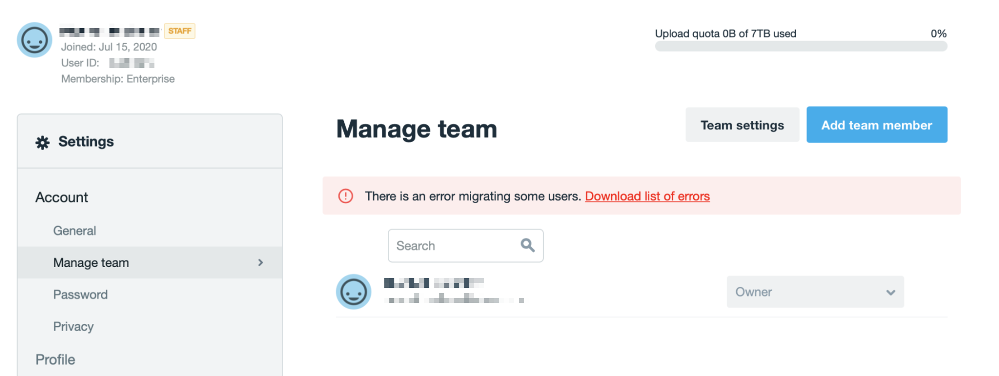 La página de configuración del equipo de administración de Vimeo muestra un mensaje de error que dice: "Se produjo un error al migrar algunos usuarios. Descargar una lista de errores.' con un enlace para descargar una lista de errores.