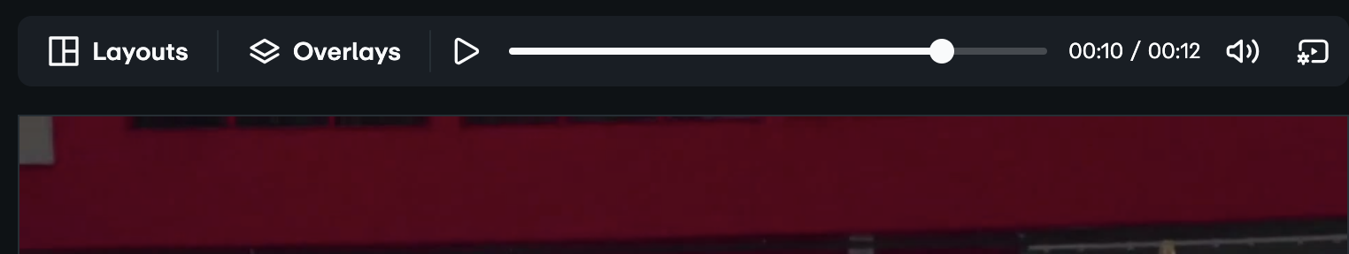 Screenshot, der das Steuerungsmenü zeigt, das über dem Vorschau-Player auf der Produktionsseite des Live-Event angezeigt wird. Rechts von der Option Layout und Overlays befinden sich der Wiedergabe-Button, die Wiedergabeleiste, die Zeitanzeige, der Lautstärkeregler und das Menü für das Videoverhalten.