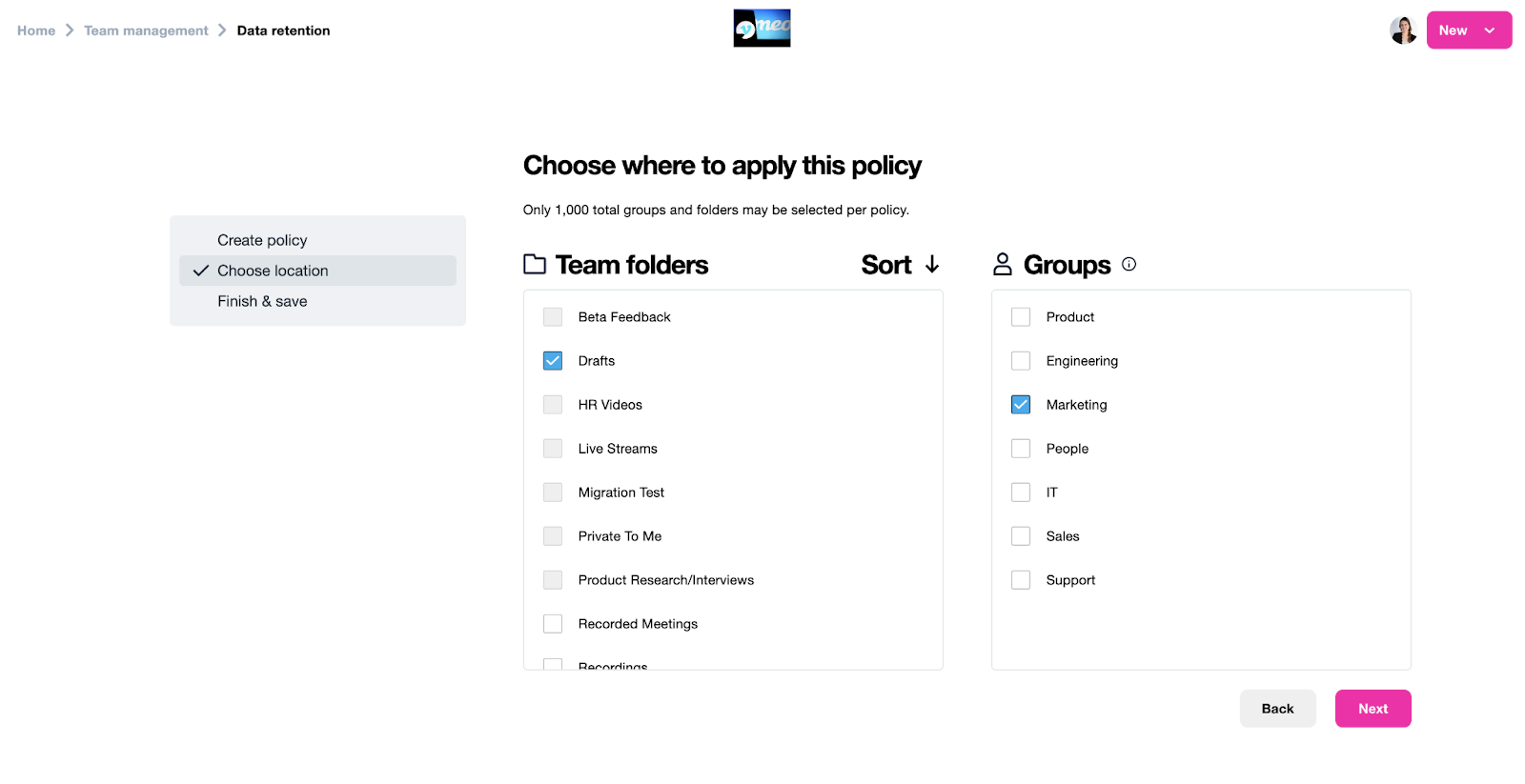 Uma captura de tela da página de criação de “Retenção de dados”. Aqui vemos a segunda etapa - "Escolher localização". Aqui você pode aplicar a política que criou. Há dois painéis exibidos à direita da página: pastas de equipe e grupos com uma caixa de seleção ao lado de cada pasta ou grupo. Marque as caixas de seleção para aplicar a pasta ou o grupo. Você pode selecionar “Classificar” na parte superior de cada painel para classificar a lista. Há uma mensagem informando que somente 1.000 grupos e pastas no total podem ser selecionados por política. Em painéis, à direita da página, há dois botões: Voltar (para retornar à página Criar política) e Próximo (para avançar para a tela Concluir e Salvar).