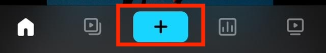Die Symbolleiste der Homepage der mobilen ZenVideo -App zeigt die Navigationsleiste mit einer hervorgehobenen blauen Schaltfläche „New Video“ in der Mitte. Es hat die Form eines blauen Rechtecks mit einem schwarzen Pluszeichen in der Mitte.