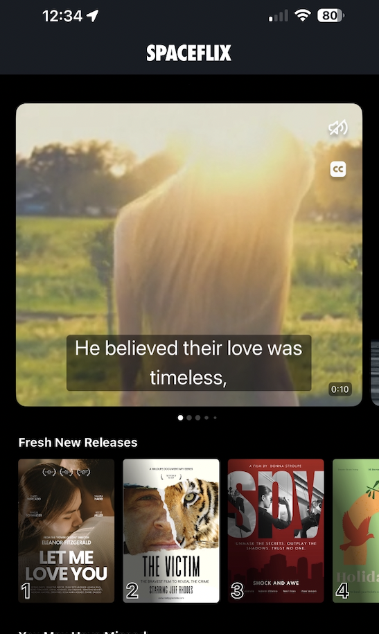 Screenshot der Browse-Seite einer Muster-App, auf der die Miniaturansicht mit einer Option zum Aufheben der Stummschaltung und Untertiteln angezeigt wird, die darauf hinweisen, dass ein Video abgespielt wird.