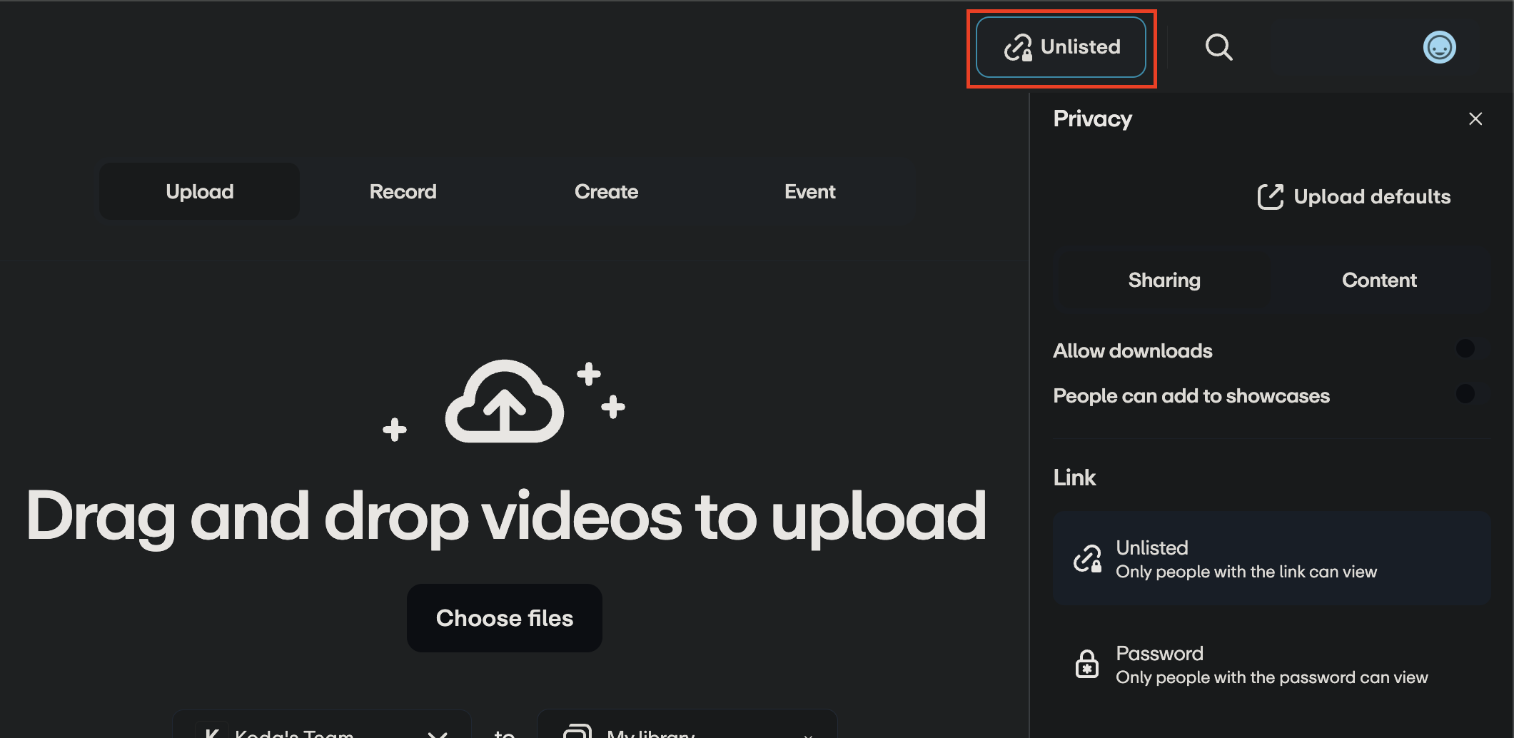 La página de subir de Vimeo . En la parte superior derecha, aparece resaltado en rojo el botón Sin listar. La barra lateral abierta, etiquetada como Privacidad, muestra la configuración de privacidad y acceso para compartir. 