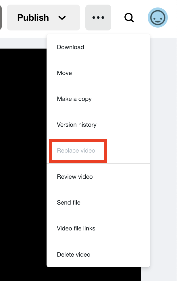 El menú desplegable de la página de configuración del video. El menú muestra varias opciones de gestión de video. La opción Reemplazar video está resaltada con un contorno rojo, pero está atenuada, lo que indica que esta función no está disponible actualmente.