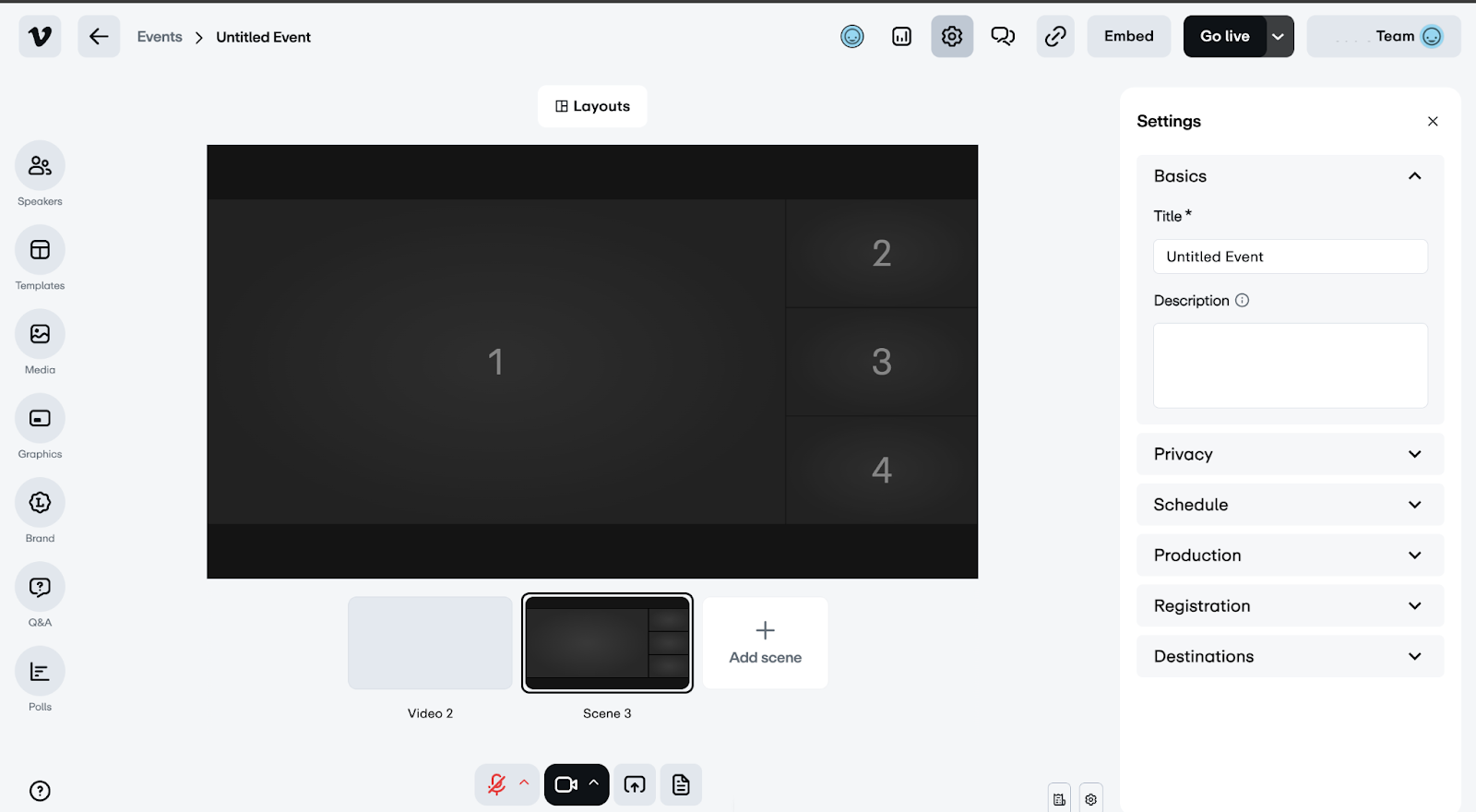 Le studio de production de streaming basé sur le Web. La mise en page montre une toile centrale pour les scènes vidéo, un menu d'actifs sur la gauche pour les intervenants et les médias, et un panneau « Paramètres » ouvert sur la droite pour l'événement.