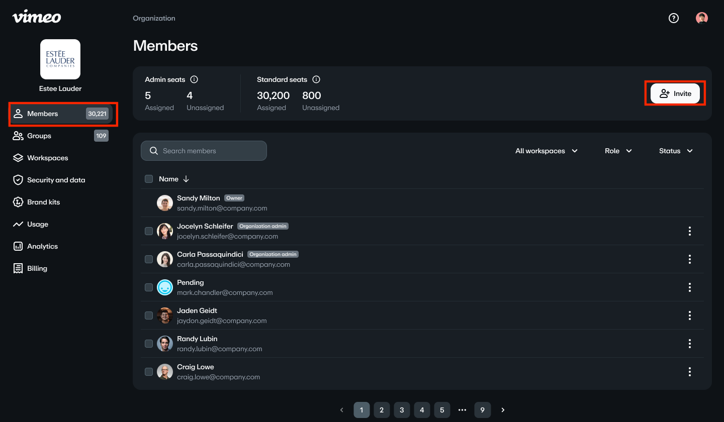 A tela de gerenciamento "Membros" de uma organização. A aba "Membros" na navegação lateral está em destaque. O painel principal exibe uma lista dos membros atuais com suas funções, como "Proprietário" e "Administrador da organização". Na parte superior deste painel, o botão "Convidar" também está em destaque.