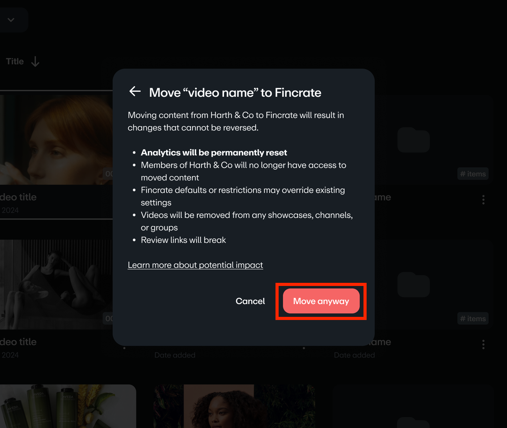 Un cuadro de diálogo de confirmación advierte de las consecuencias permanentes de mover un video a otra área de trabajo. El mensaje enumera los impactos, incluidos "Los análisis se restablecerán permanentemente" y "Los enlaces de revisión se romperán". El botón Mover de todos modos está resaltado, lo que indica el paso final para confirmar la acción.