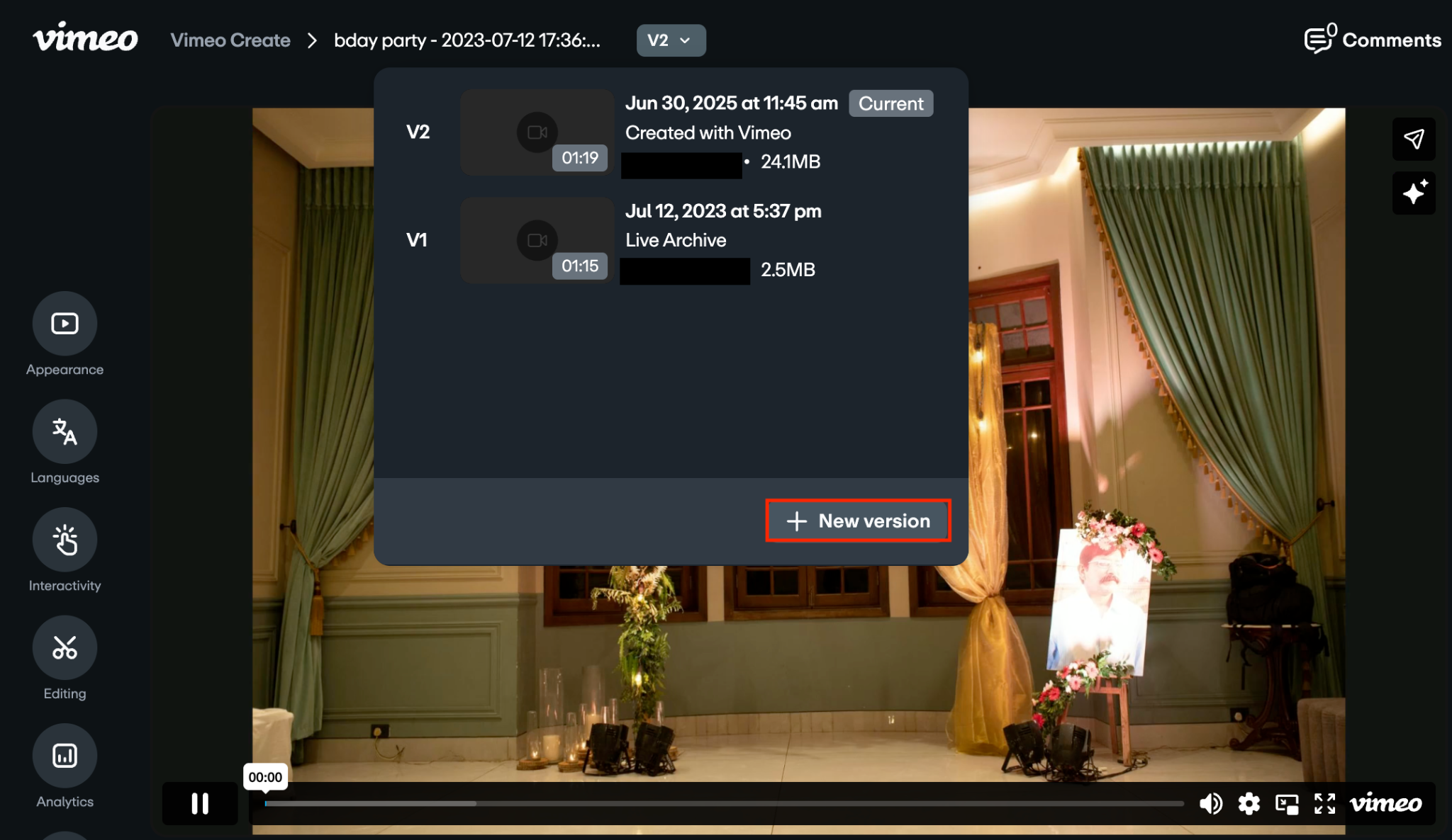 Telas do reprodutor de vídeo mostrando um pop-up do histórico de versões com V2 como a versão "Atualizada" e V1 listado abaixo dela. O botão "nova versão" está na parte inferior.