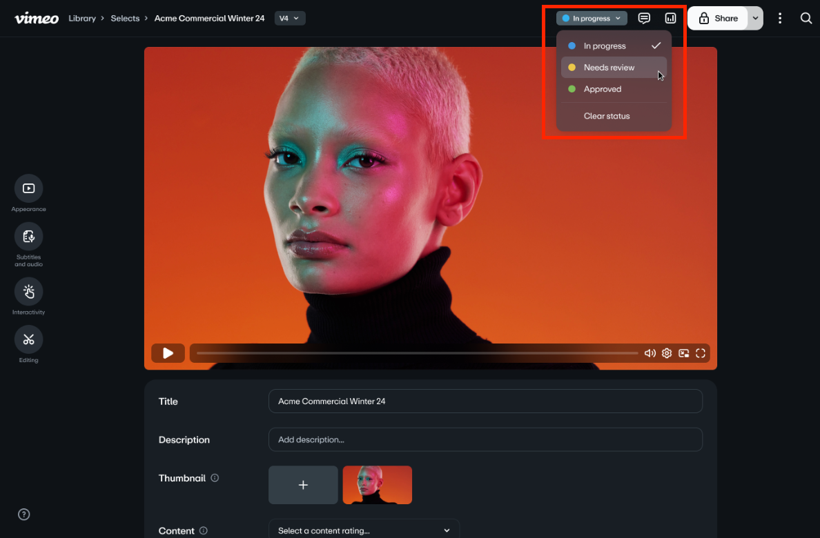 Der Bildschirm eines Videoeditors zeigt ein Model mit rosa und blauer Beleuchtung. Ein Status-Dropdown-Menü ist geöffnet und hervorgehoben, in dem die Optionen für die Videoprüfung angezeigt werden: In Bearbeitung, Überprüfung erforderlich, Genehmigt und Freigegeben.