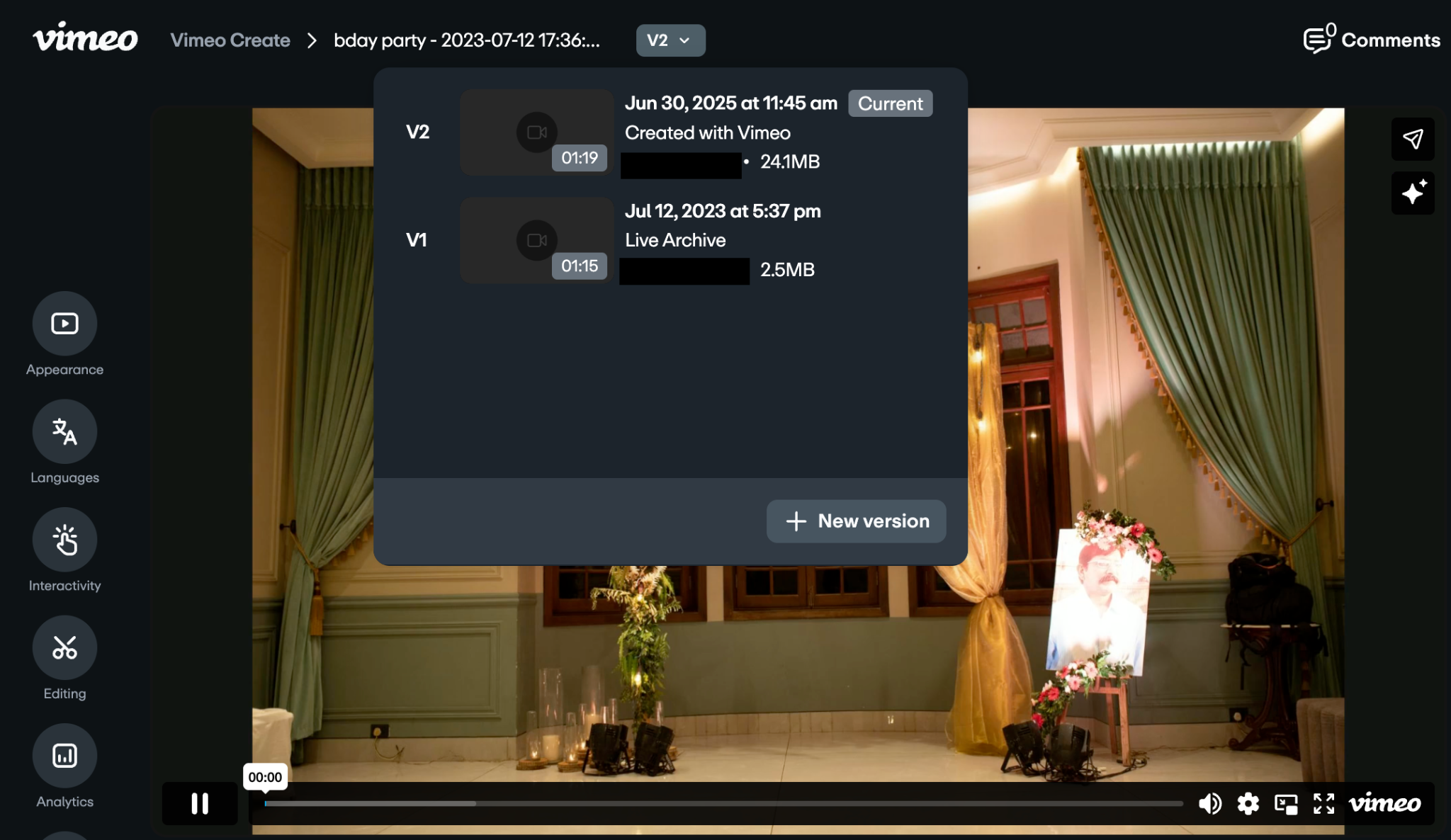 Ein Video-Player-Bildschirm mit einem Versionsverlauf-Popup, das V2 (Aktuell) und V1 (Live-Archiv) anzeigt, sowie einer Schaltfläche „Neue Version“.