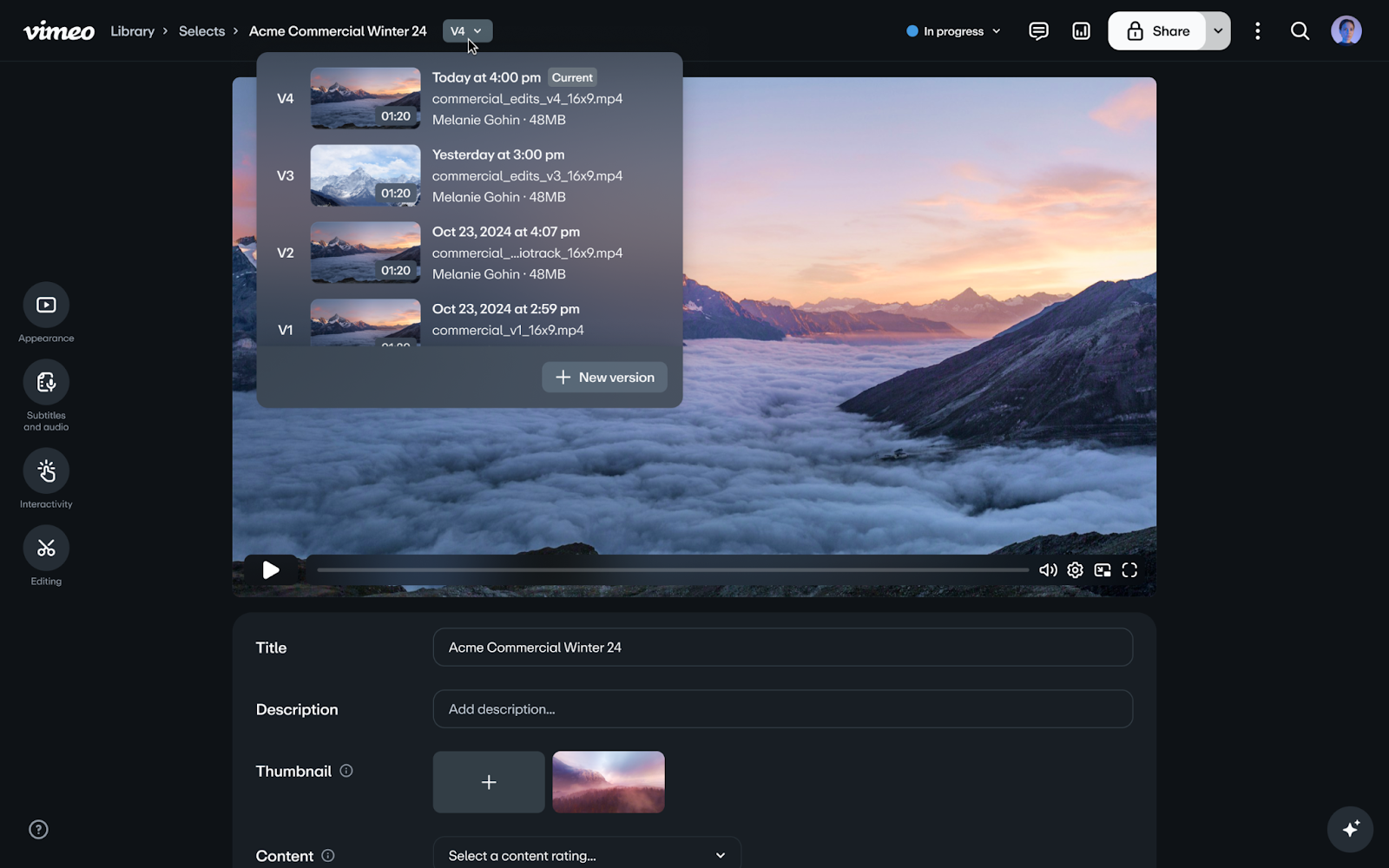 Un écran de player vidéo avec une liste déroulante des versions, montrant les versions actuelles et toutes les versions passées de la vidéo.