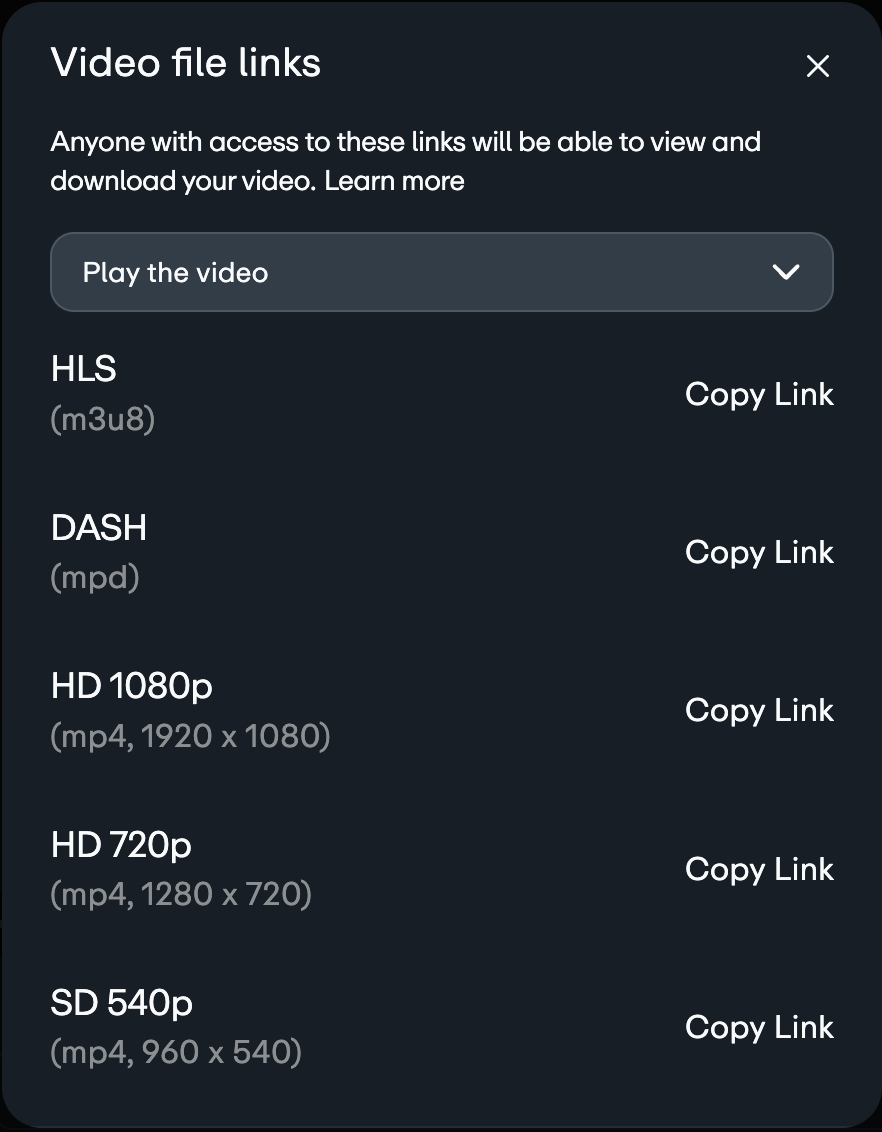 Ein modales Fenster mit dem Titel „Videodateilinks“ und dem Überschriftentext: „Jeder, der Zugriff auf diese Links hat, kann Ihr Video ansehen und herunterladen.“ Ein Dropdown-Menü ist auf „Video abspielen“ eingestellt. Unterhalb des Dropdown-Menüs befindet sich eine Liste der Streaming-Links: HLS (m3u8) und DASH (mpd), gefolgt von den Videoqualitätsoptionen: HD 1080p, HD 720p und SD 540p. Jede Option verfügt über eine Schaltfläche „Link kopieren“.