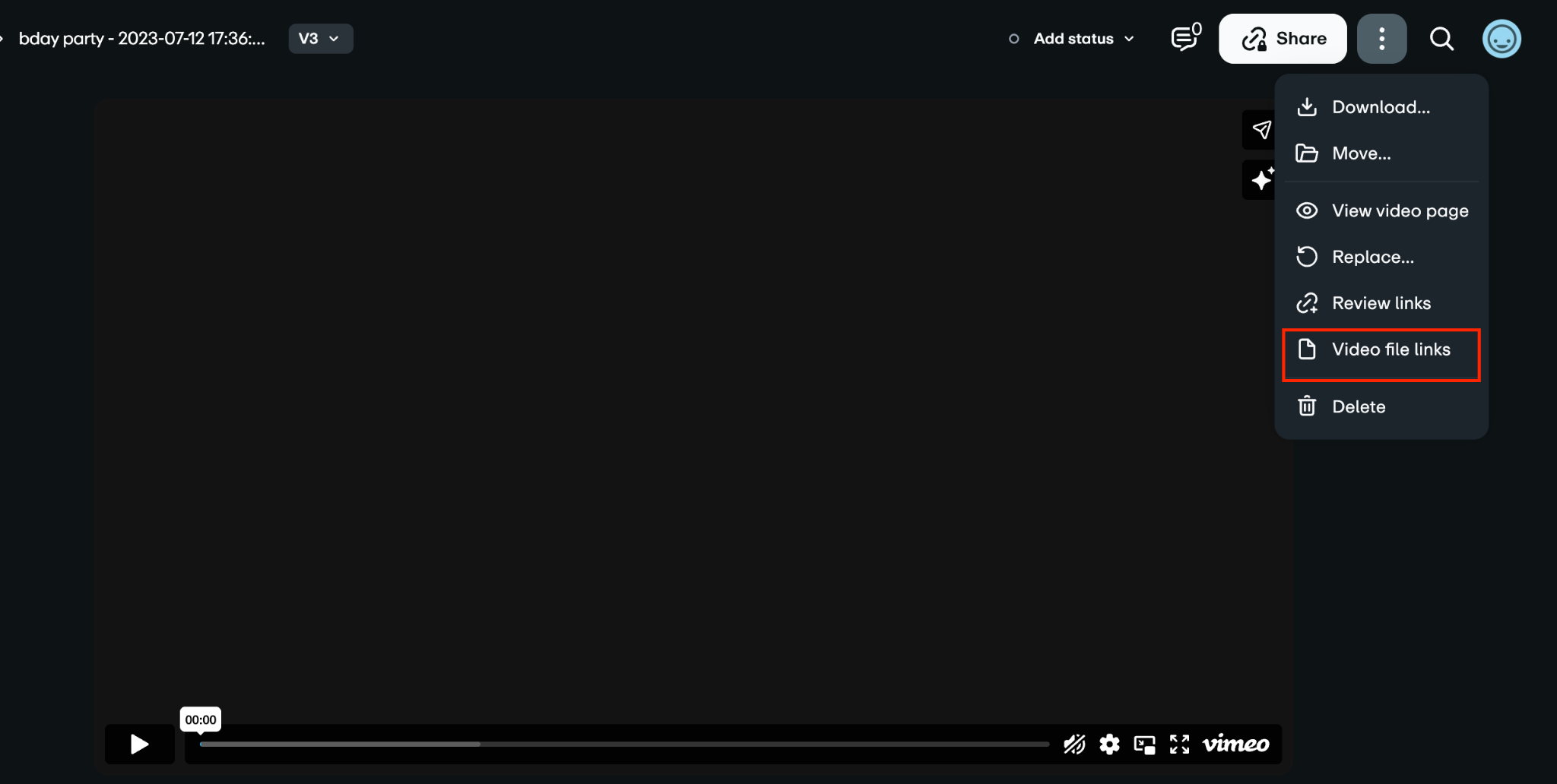 暗い背景にある動画プレーヤーのスクリーンショット。ビデオは開始時に一時停止されています (00:00)。3つのドットメニューアイコンからアクセスできる開いたコンテキストメニューが右側に表示されます。メニューオプションには、" ダウンロード、" " 移動、" " ビデオページを表示、" " 置換、" " レビューリンク、" と " ビデオファイルのリンク、" などがあります。赤いボックスで強調表示されています。最後のオプションは「削除」です。