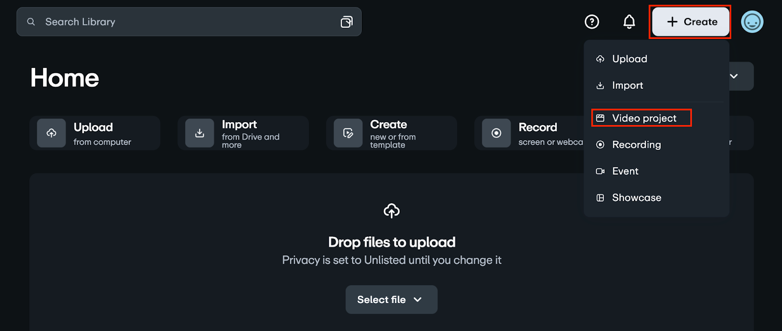 L'écran d'accueil de Vimeo. Le bouton Créer dans la navigation supérieure est mis en évidence. Dans le menu élargi, le projet vidéo est mis en évidence dans la sélection. 