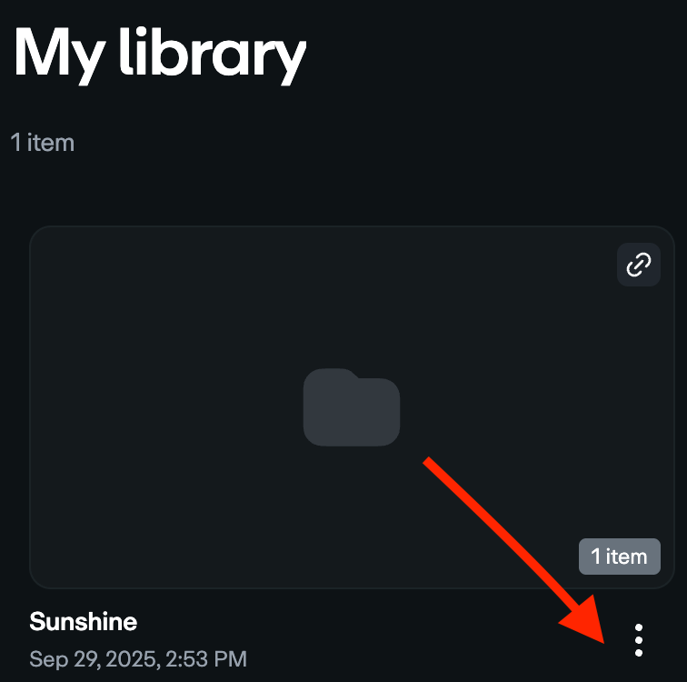 ダークモードの動画ライブラリのスクリーンショット。「Sunshine」という名前のフォルダーにある三点リーダーのオプションメニューを指す赤い矢印が付いています。