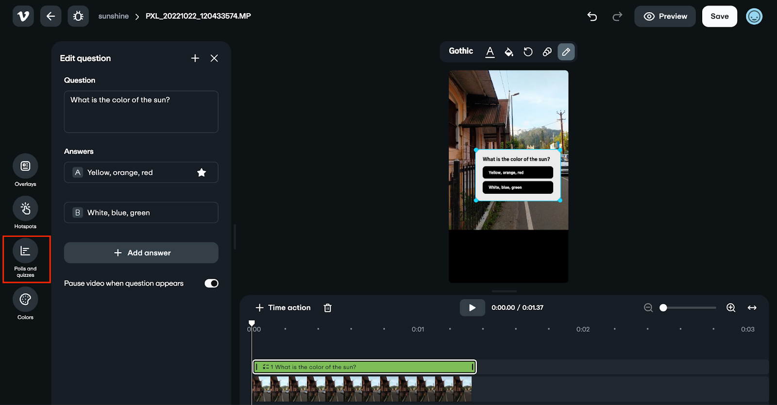 コンテンツにオーバーレイされたインタラクティブなクイズの質問で動画が一時停止しました。質問は「太陽の色は何色ですか？」で、2つの回答ボタンがあります。左側のナビゲーションパネルには、アンケートとクイズのオプションが強調表示されています。