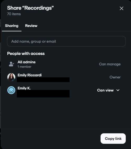 La fenêtre modale de partage des dossiers. Il affiche l'onglet Partager ouvert par défaut, une liste des personnes ayant un accès, la possibilité de saisir un nom, un groupe ou une adresse e-mail, et la possibilité de copier le lien du dossier pour les collaborateurs ayant accès.