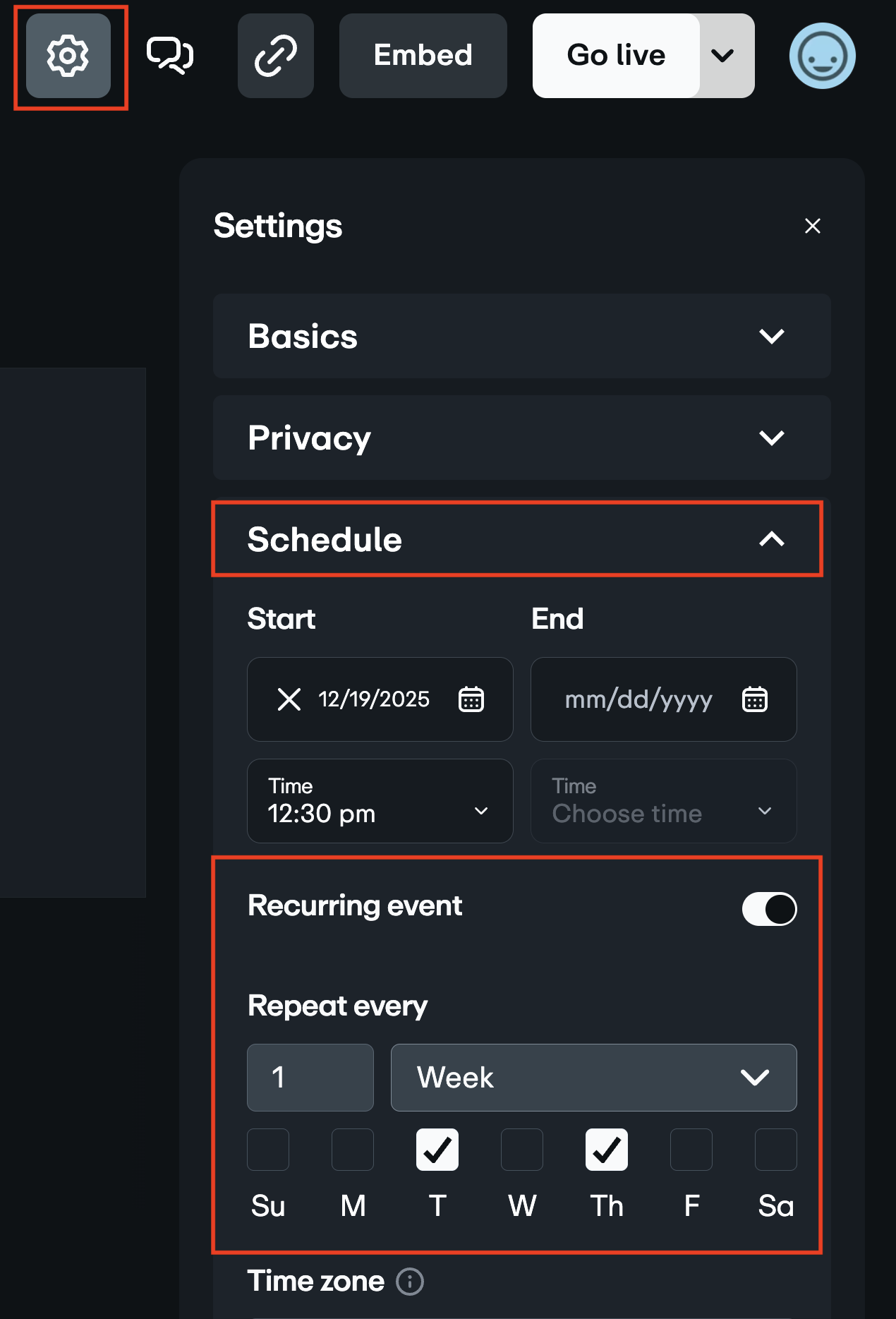 As configurações do estúdio de produção online mostrando o painel "Alocar" com a opção "evento recorrente" ativado e uma frequência semanal selecionada