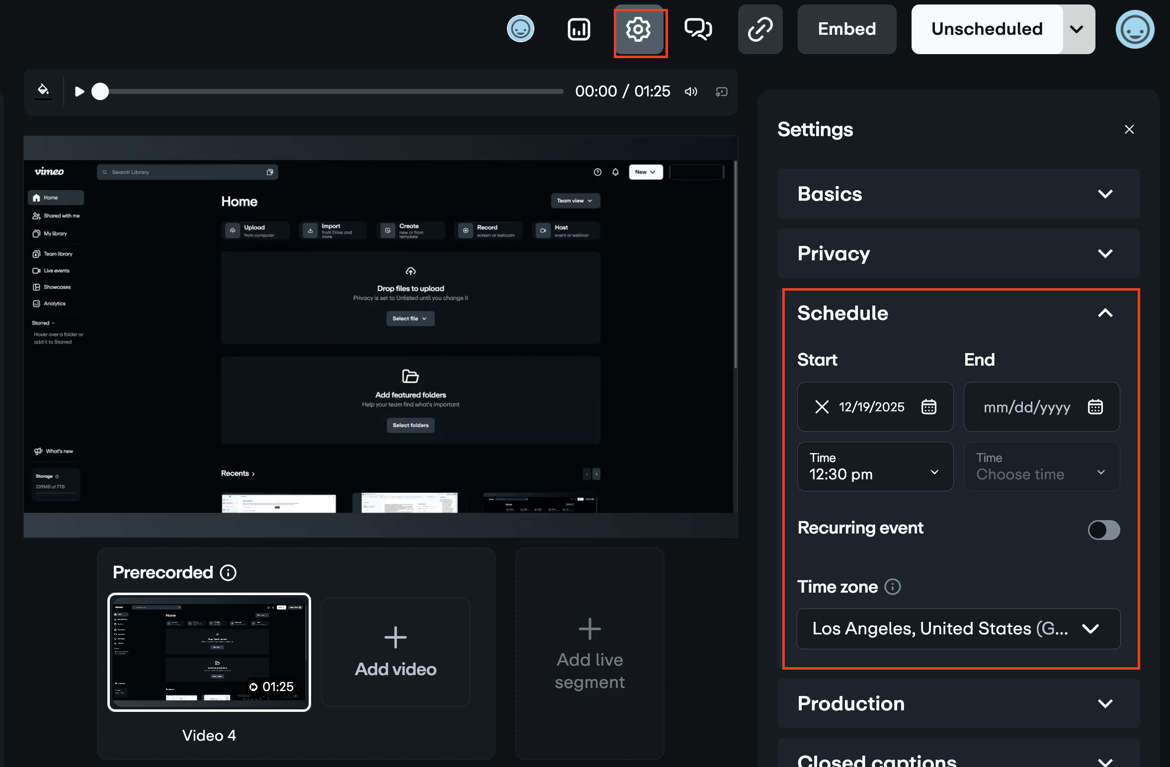 La interfaz de Web Studio con el ícono de engranaje de Configuración resaltado en la barra de navegación superior. La barra lateral Configuración está abierta por la derecha, con la sección Programación resaltada y expandida, que muestra campos para la fecha de inicio, la hora y la zona horaria.