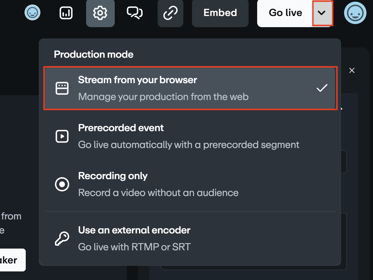 O menu do modo de produção se expandiu a partir do botão Entrar ao vivo, mostrando opções para Transmissão do seu navegador, Evento pré-gravado, Somente gravação e Use um codificador externo. A opção "transmissão do seu navegador" está selecionada e em destaque com uma caixa vermelho.